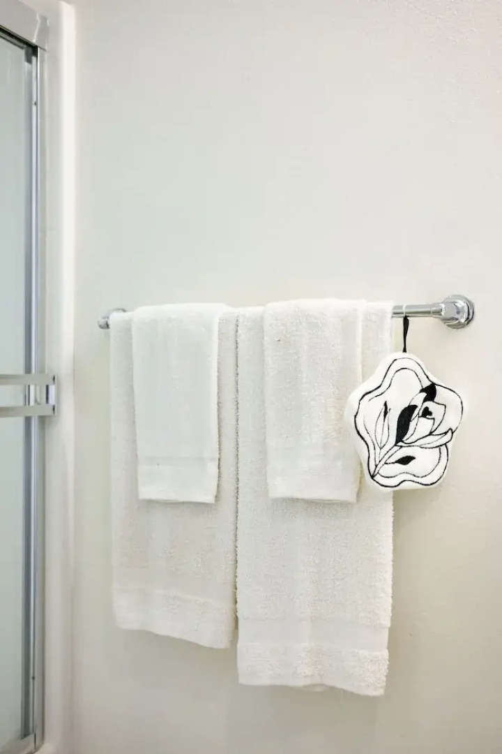 Private Entry Suite w Patio Bath Kitchenette