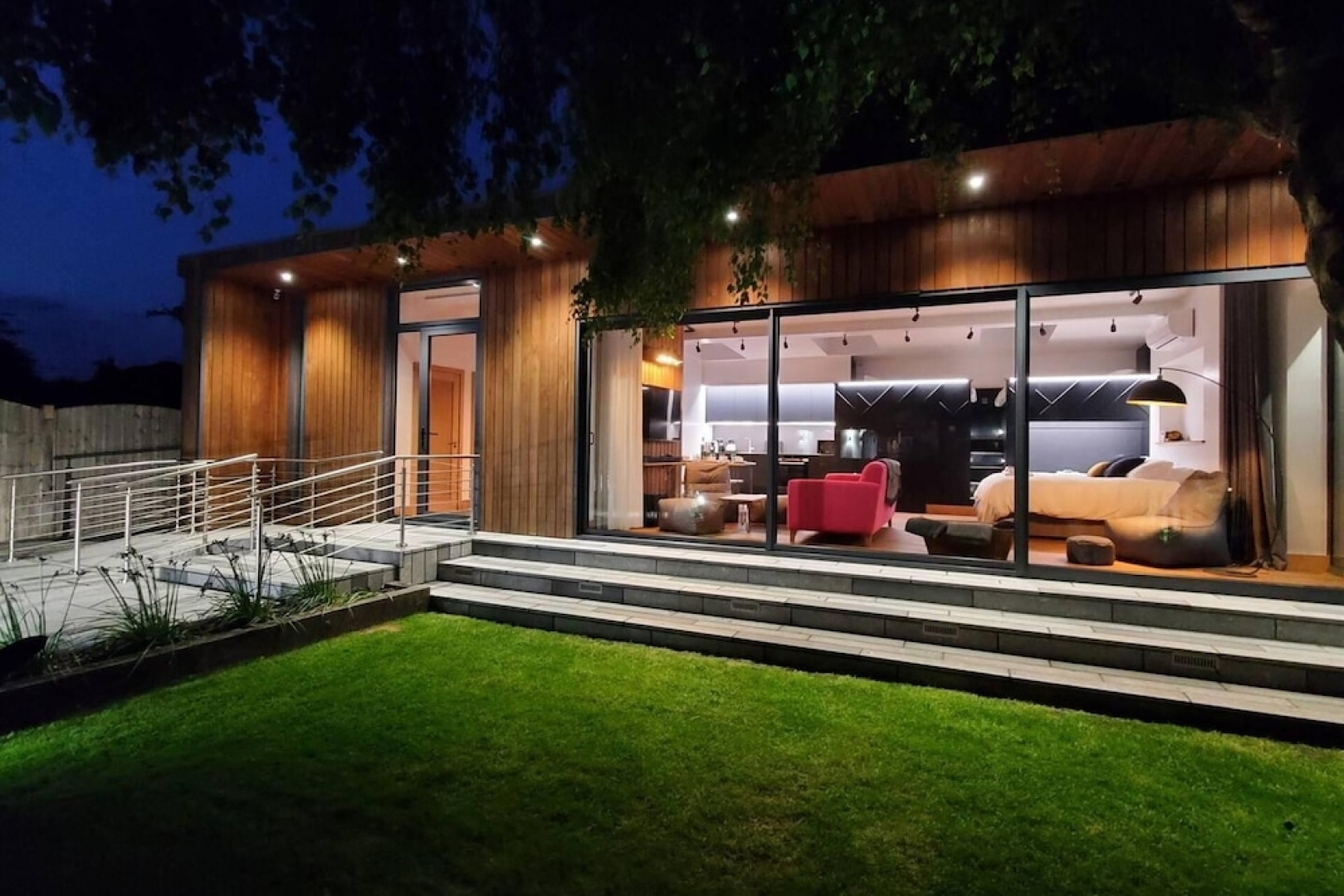 The Cedarwoods - Luxury Studio for 5!