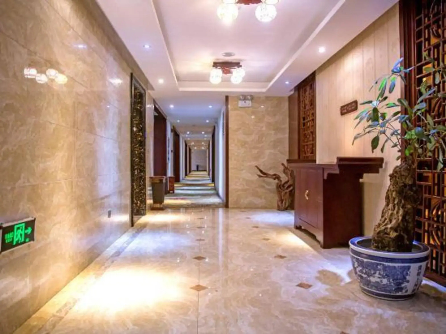 Maitreya Sanlong Hotel (Huquan Hot Spring Ecological Park Honghe Water Town Branch)