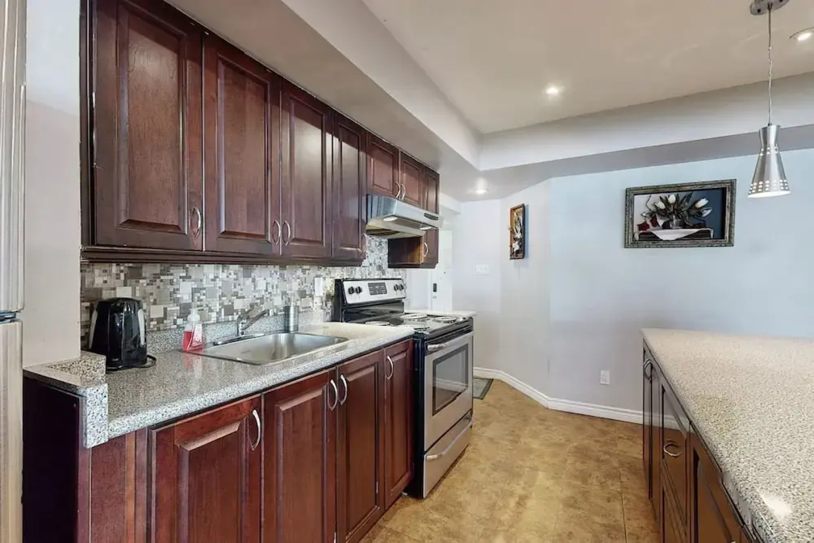 Charming Lakeside Cottage