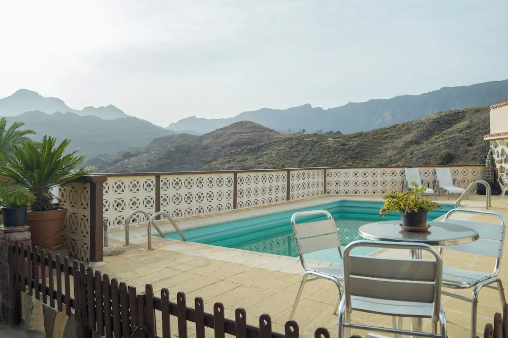 Lightbooking - Mountain & pool