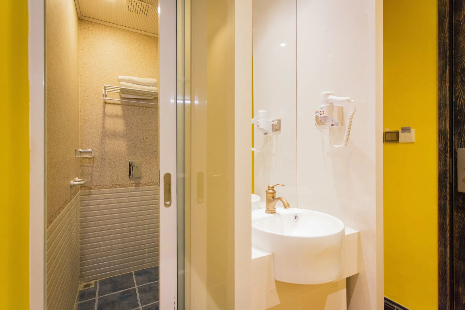 7 Sages Bell Tower Youth Hostel