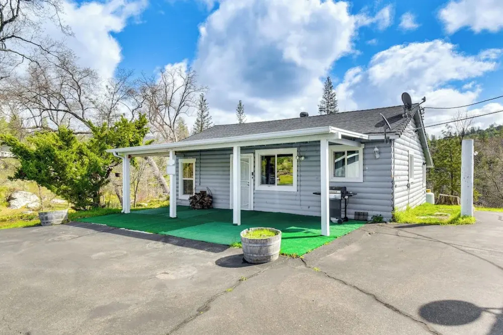 Waterfront Mariposa Hideaway: Hot Tub & Mtn Views!