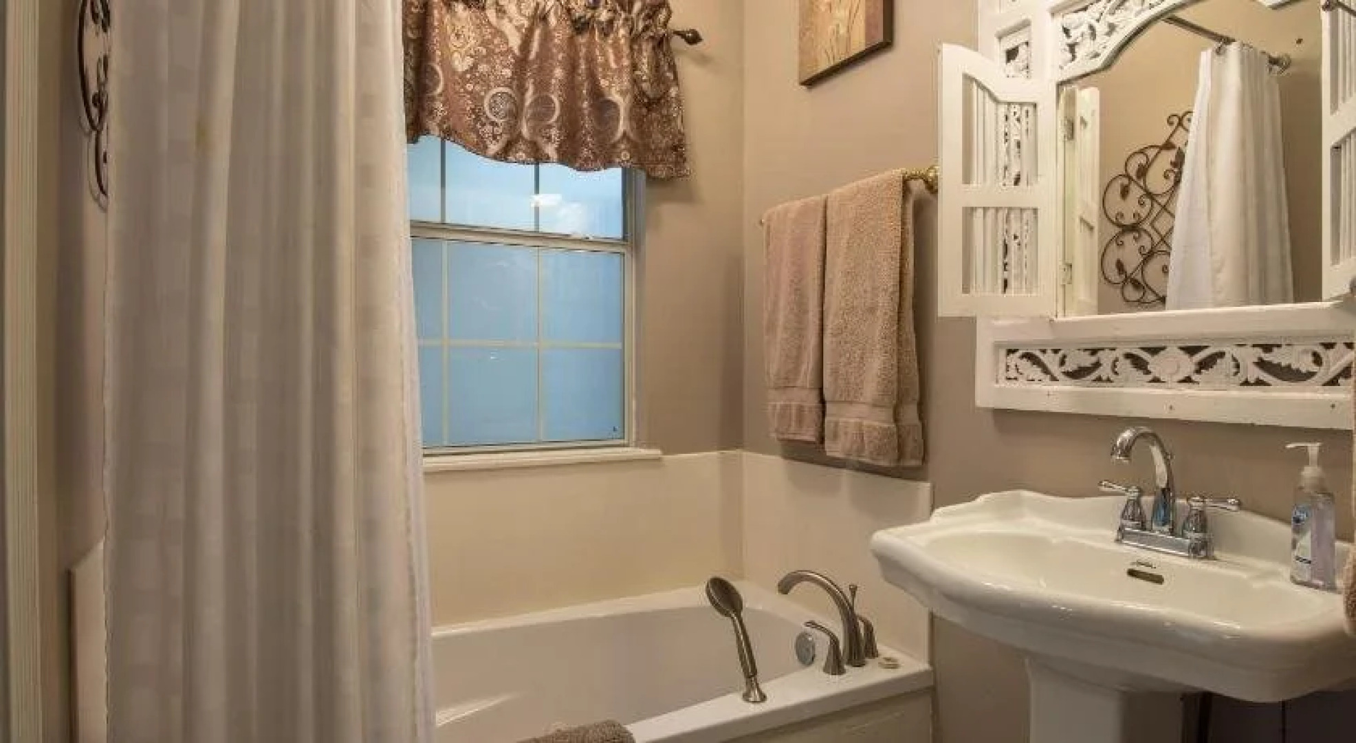 Pomegranate House & Cottages B&B