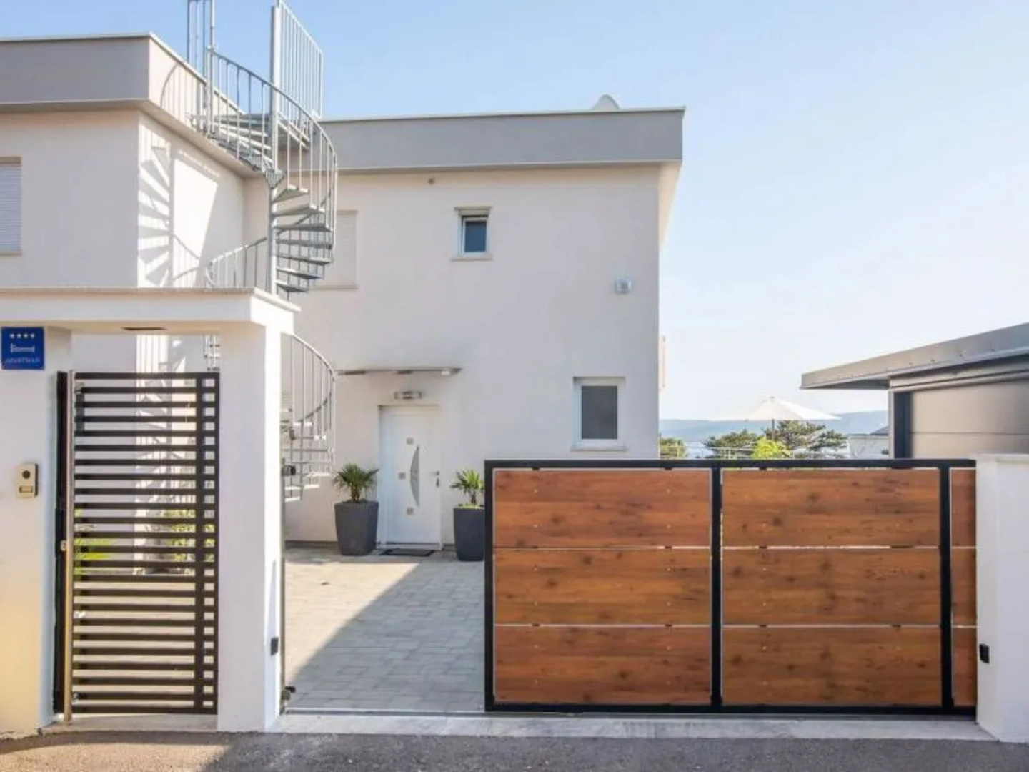 House KARLITA