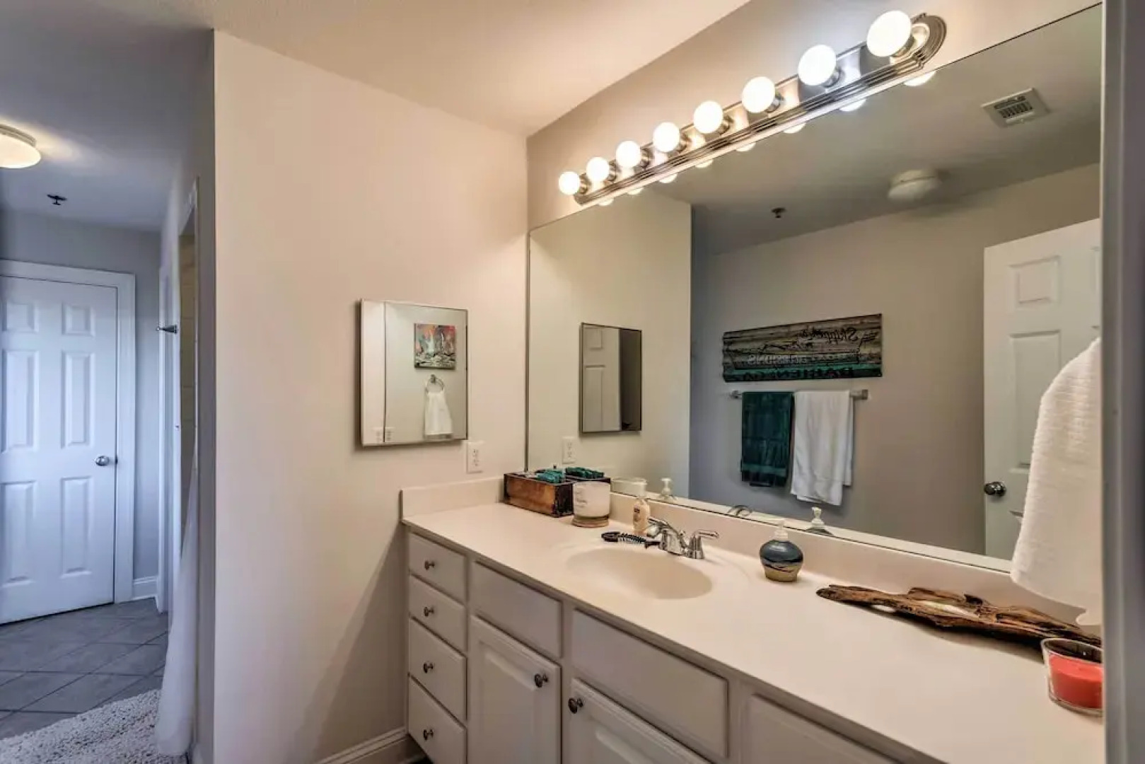 3rd-floor Riverfront Condo: Walk to Downtown Eats!