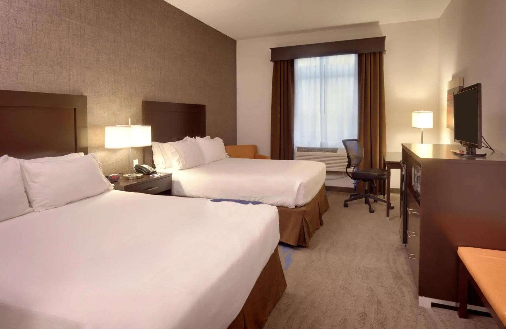 Holiday Inn Express and Suites Overland Park by IHG