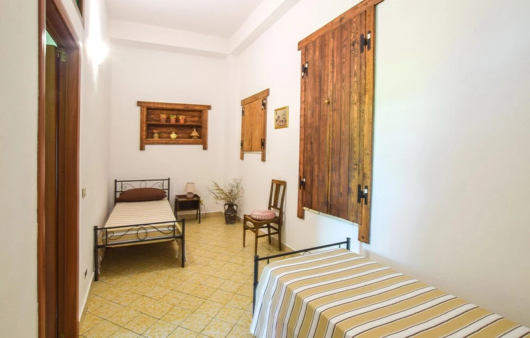 Stunning Home in Motta San Giovanni With Wifi and 4 Bedrooms