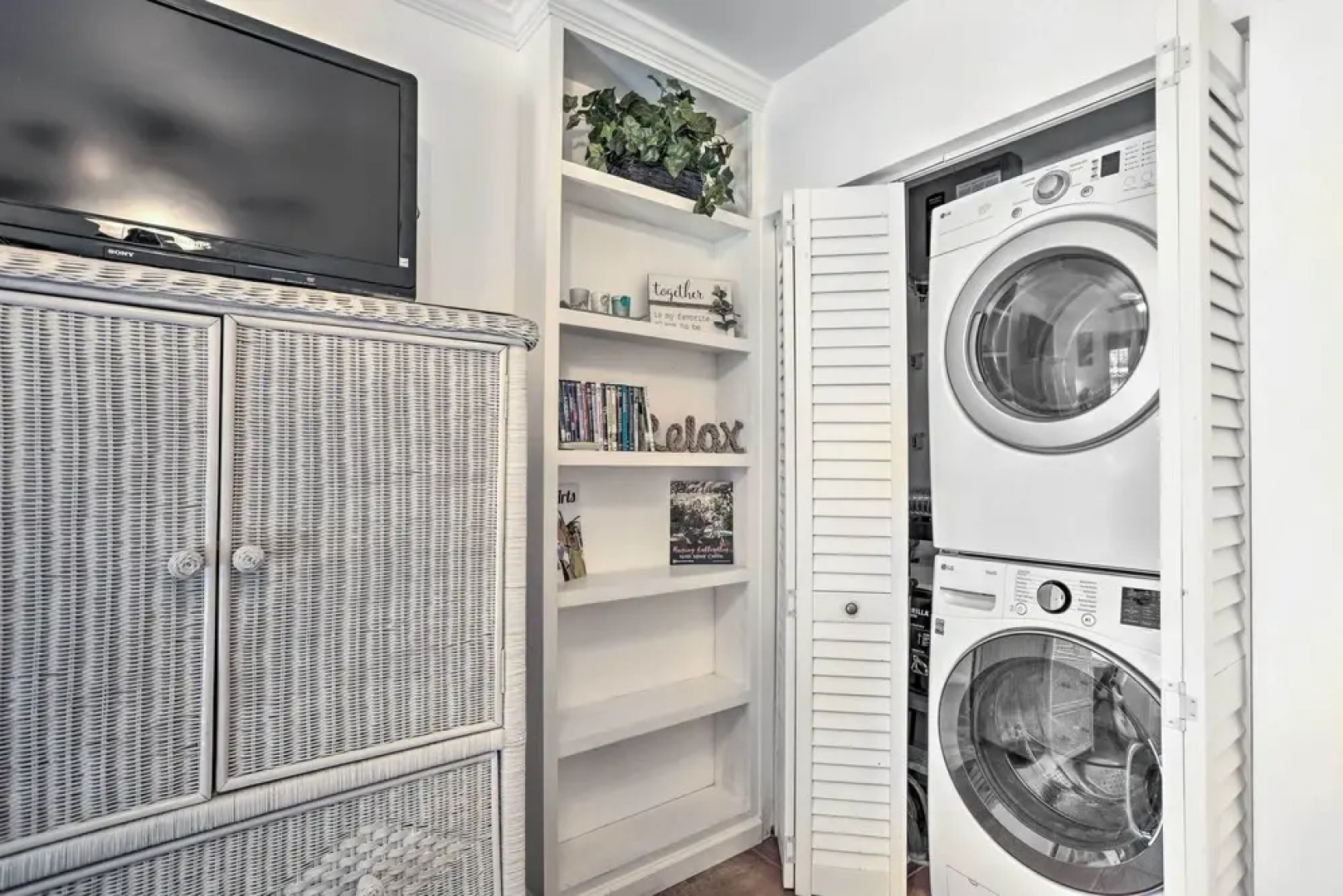 Vibrant Stuart Getaway w/ Private Hot Tub!