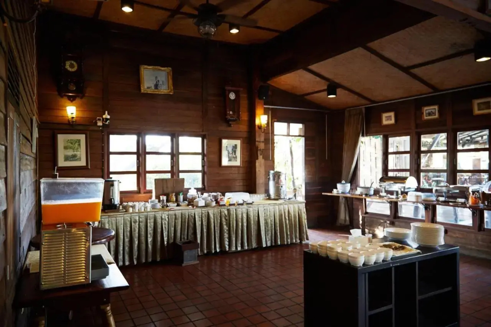 The Country Lake View Hotel
