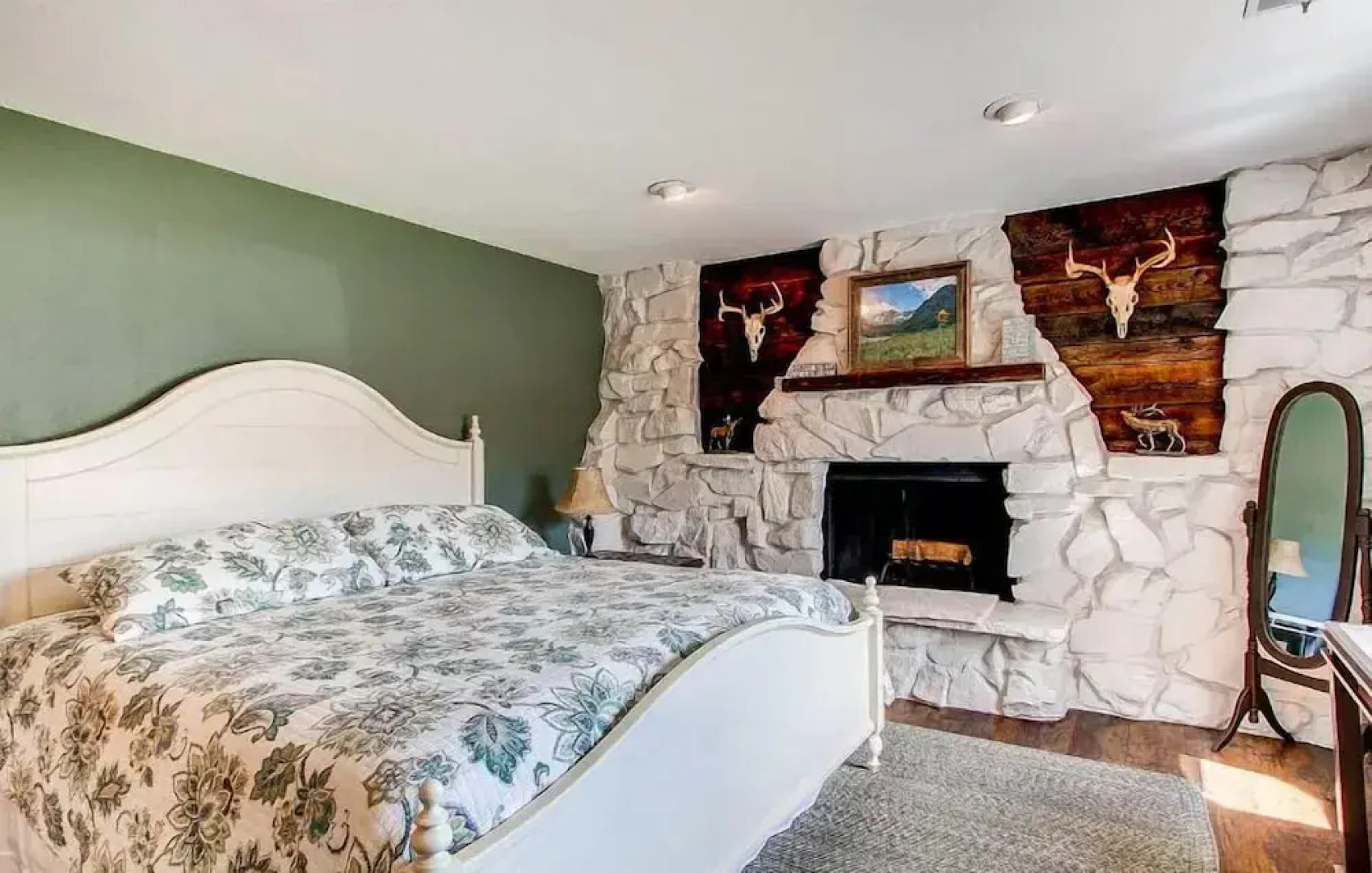 Hidden Valley Retreat. Foothill views. Large Yard!