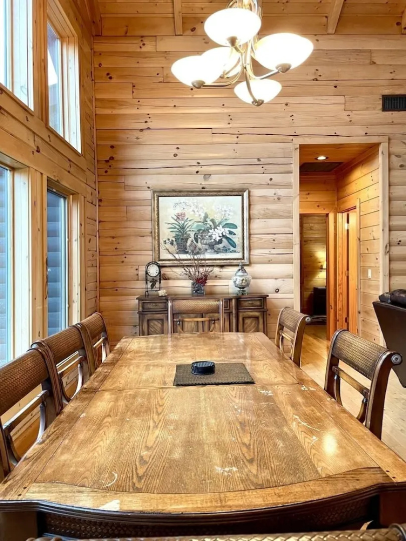 A true log cabin with 360 degree mountain views - Pet and Motorcycle friendly! 5 Bedroom Cabin by RedAwning