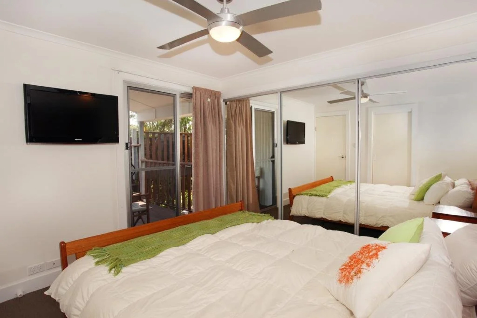 Mayfield 23 Holiday House