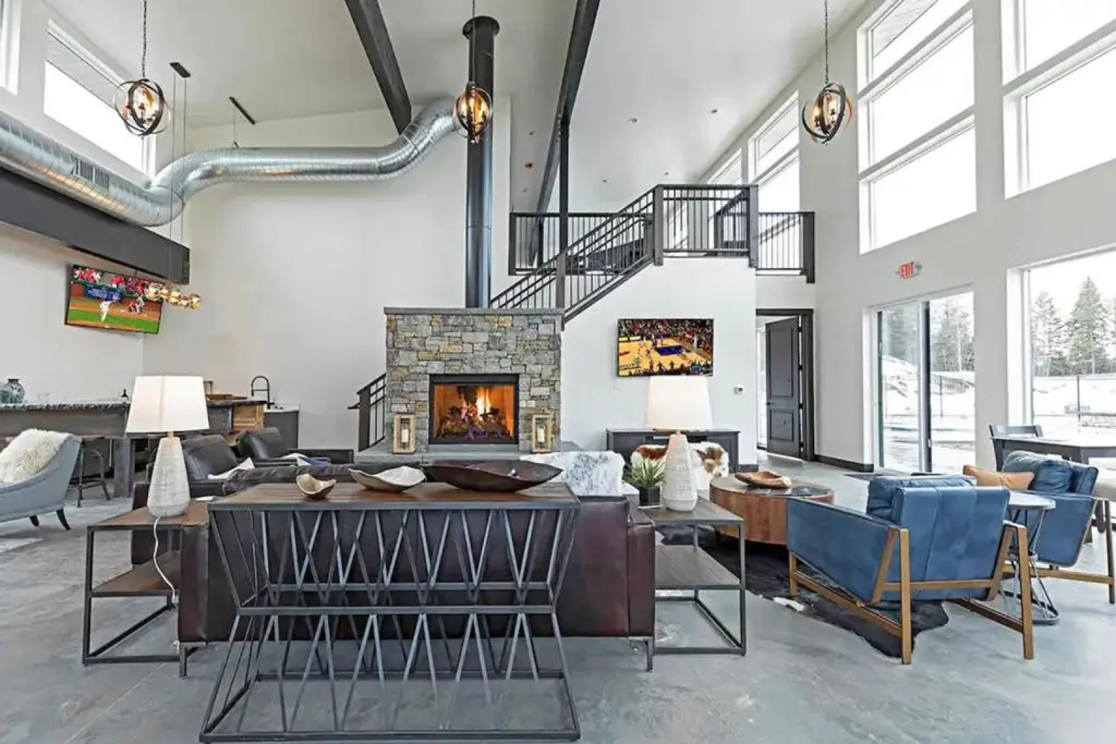 Modern Ski Chalet, 10mins to Skiing, Hot Tub & Mountain Views