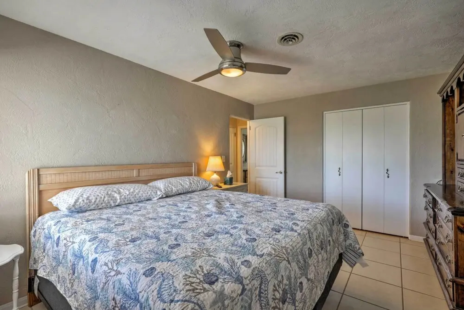 Ormond Beach Home: Screened Porch, Walk to Beach!