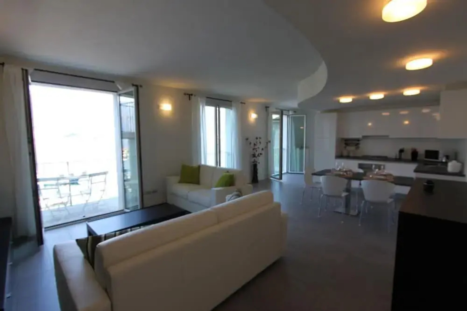 Luxury Apartment Front Lake View