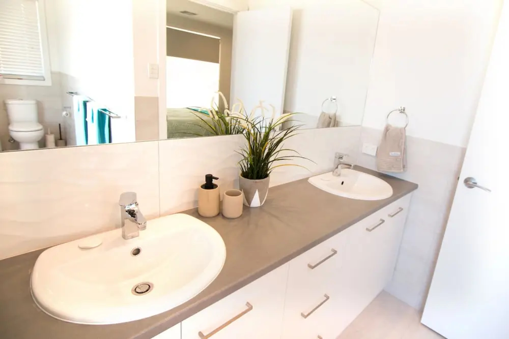 ‘Serenity’ and sweeping Murray River views