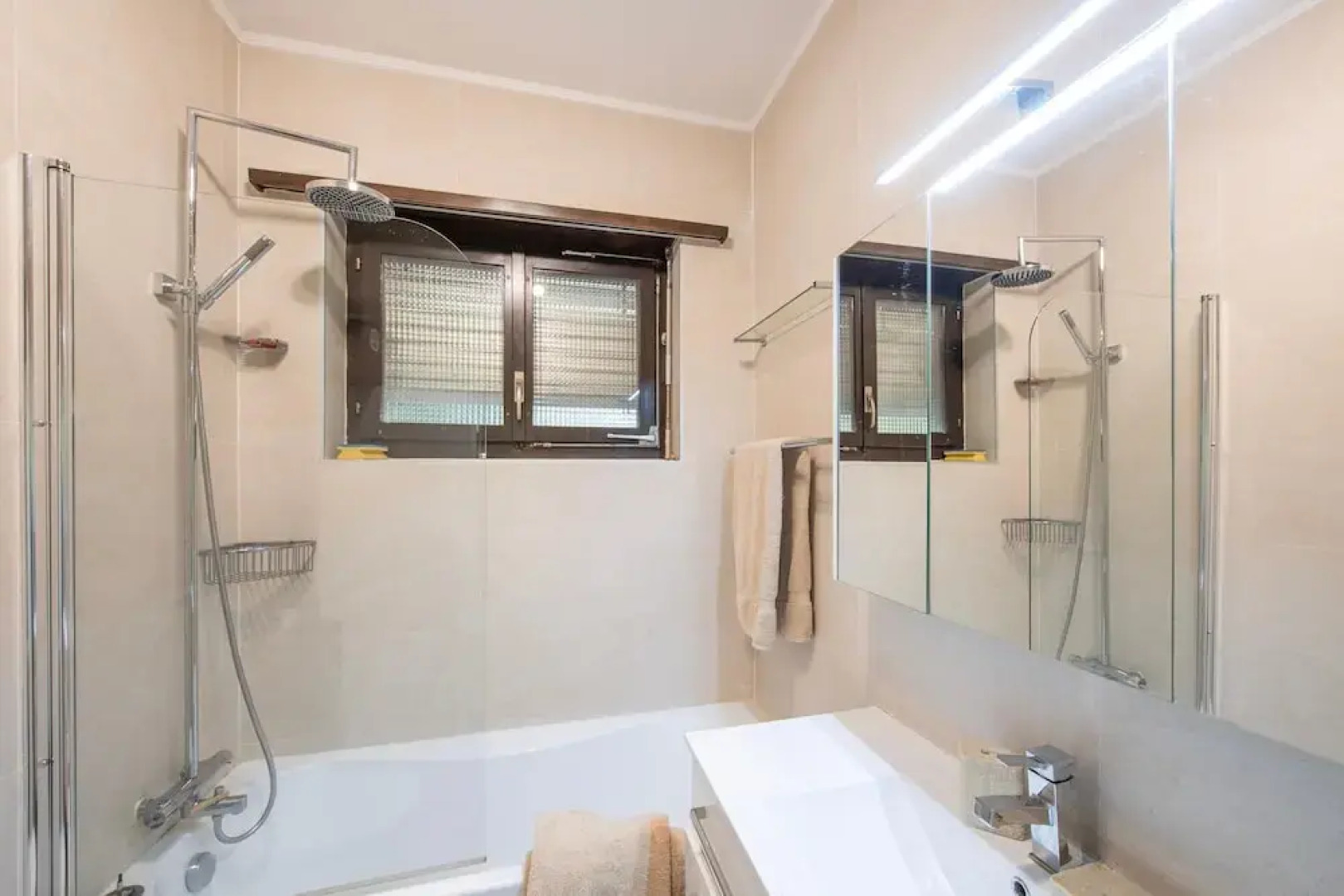 Queen Lake View in Ponte Tresa