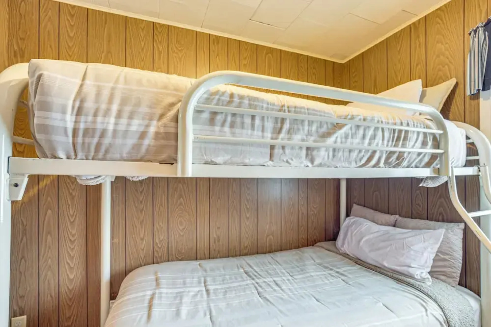 South Twin Lake Cabin w/ Seasonal Dock & Slip!