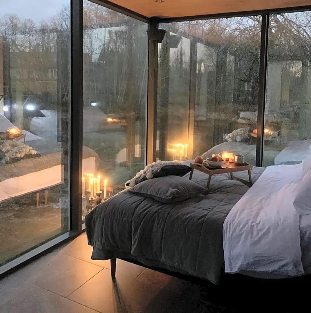 Riverbed inn ÖÖD mirror house and Iglucraft sauna by river