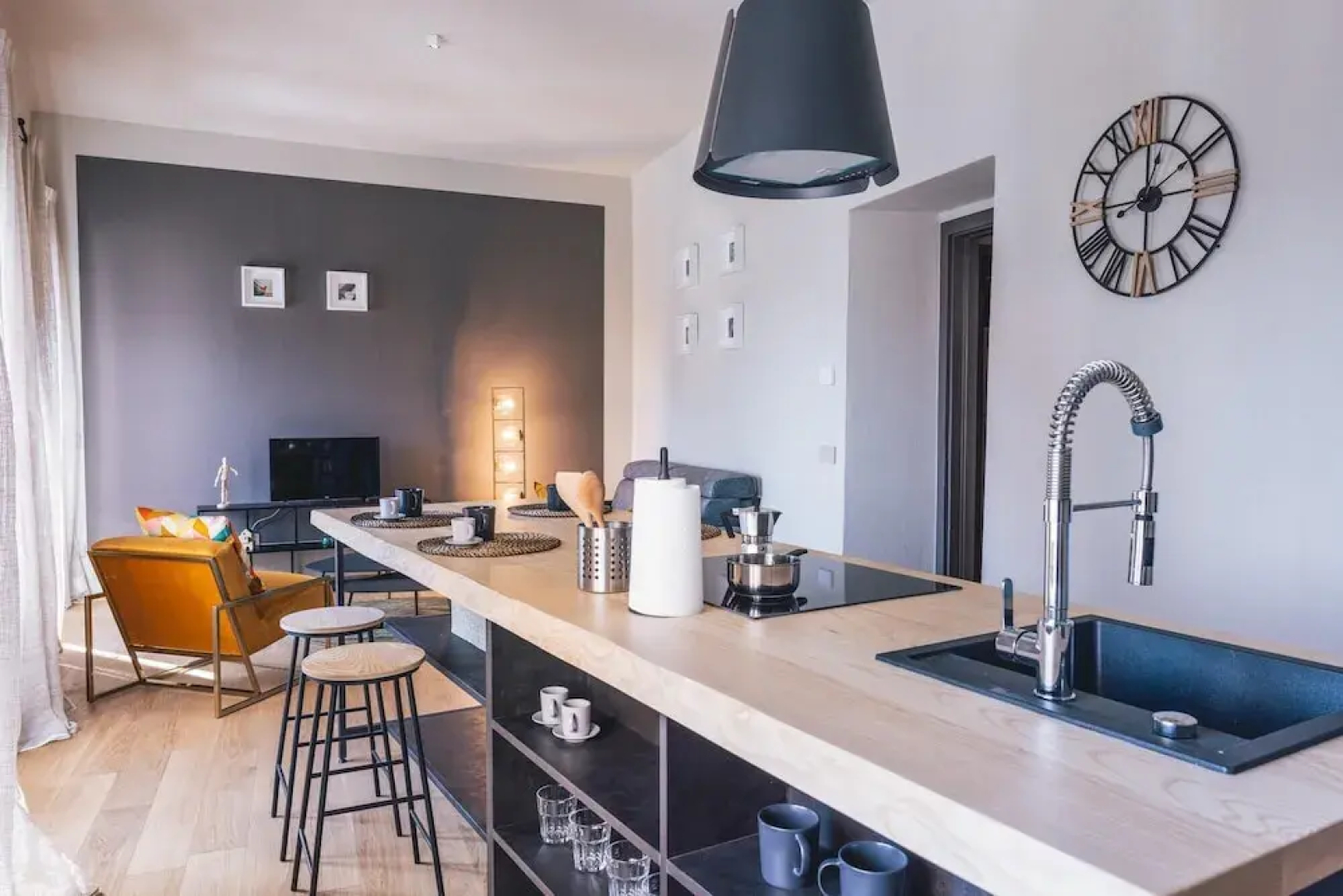 Elide B Tastefully Furnished Apartment Lakefront