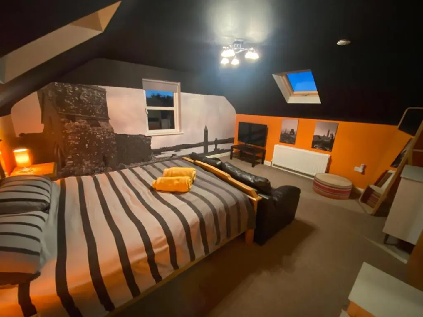 sleeps 12 / hot tub / cinema / pets welcome