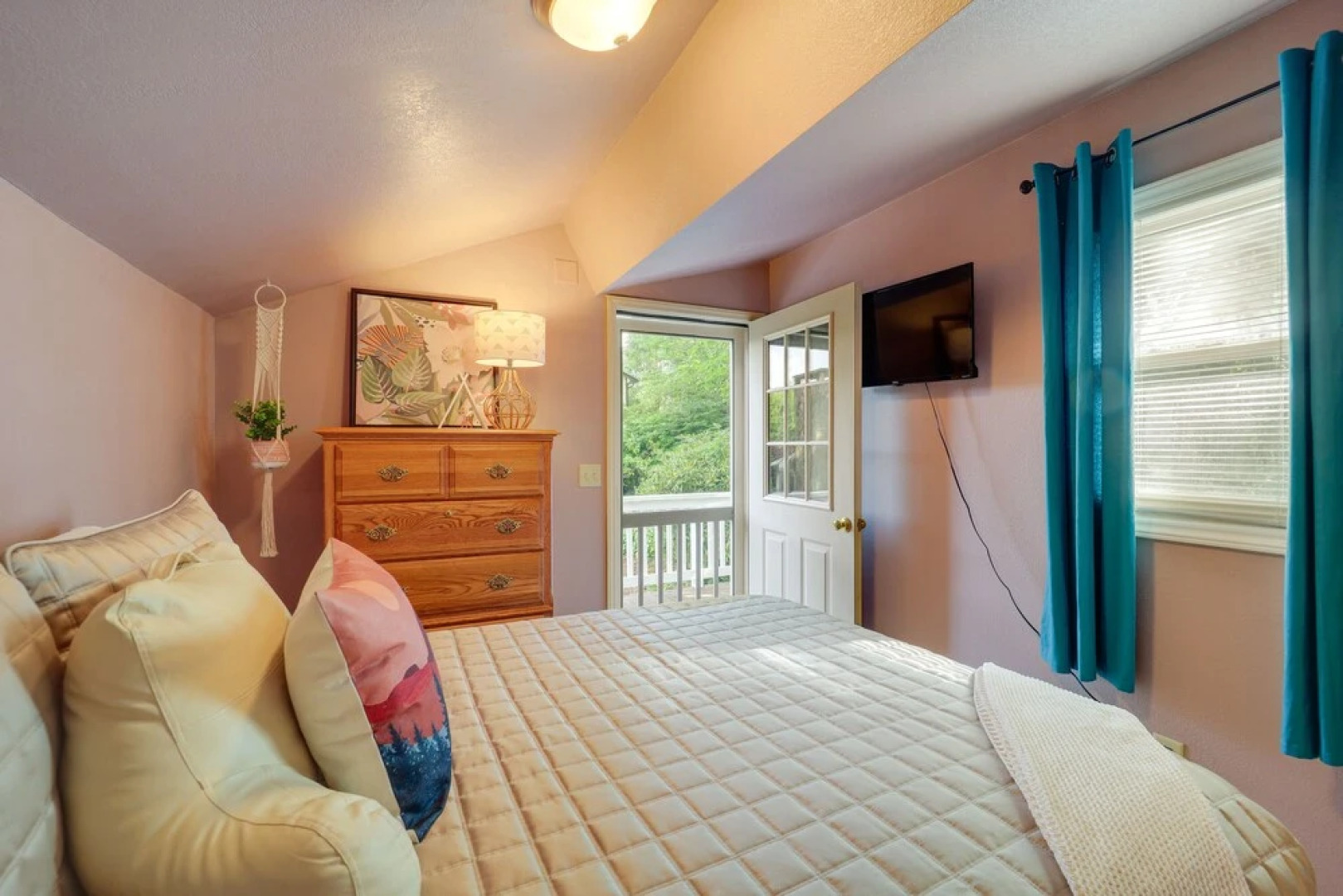 Bluebird Cottage in Newland Near Hiking & Skiing