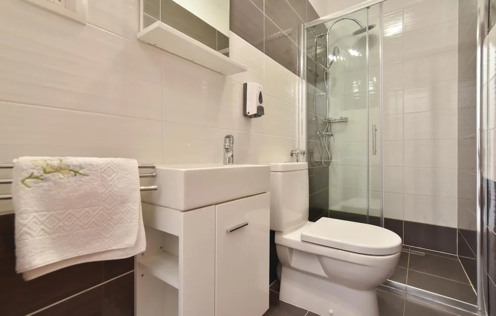 Stunning Home in Srinjine With Wifi and 4 Bedrooms