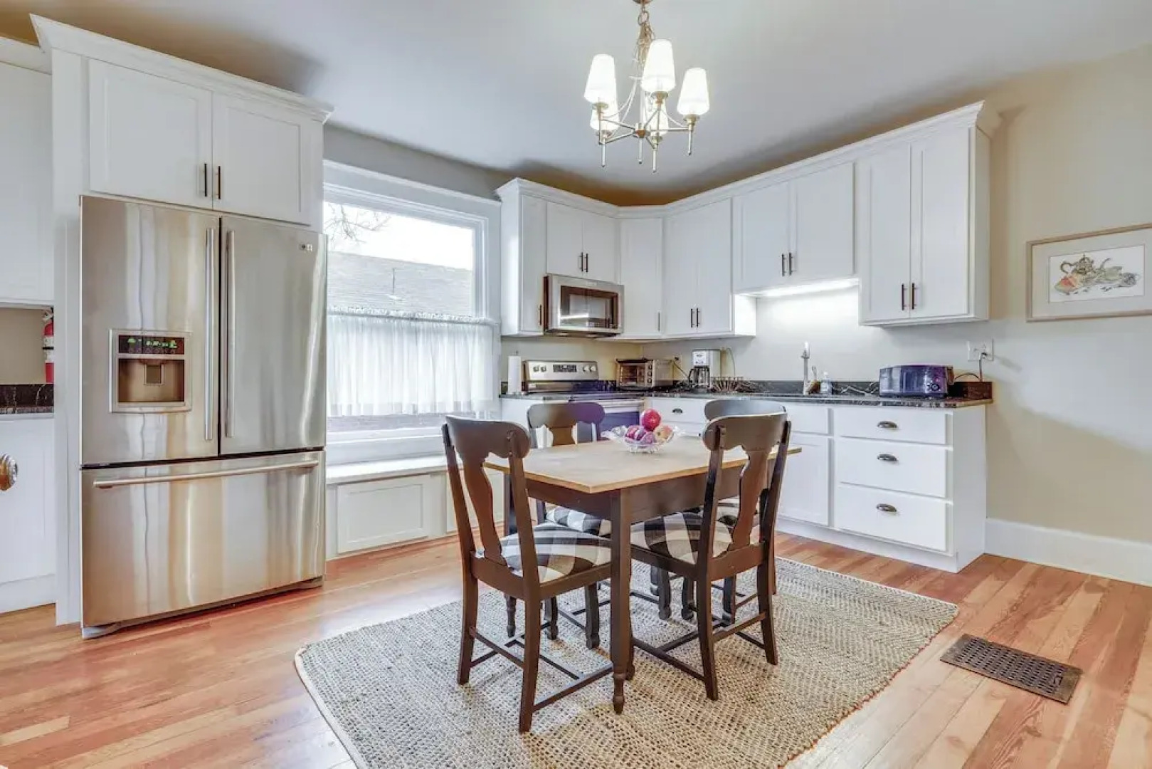 Walk to Garden & Restaurants: Zanesville Apartment