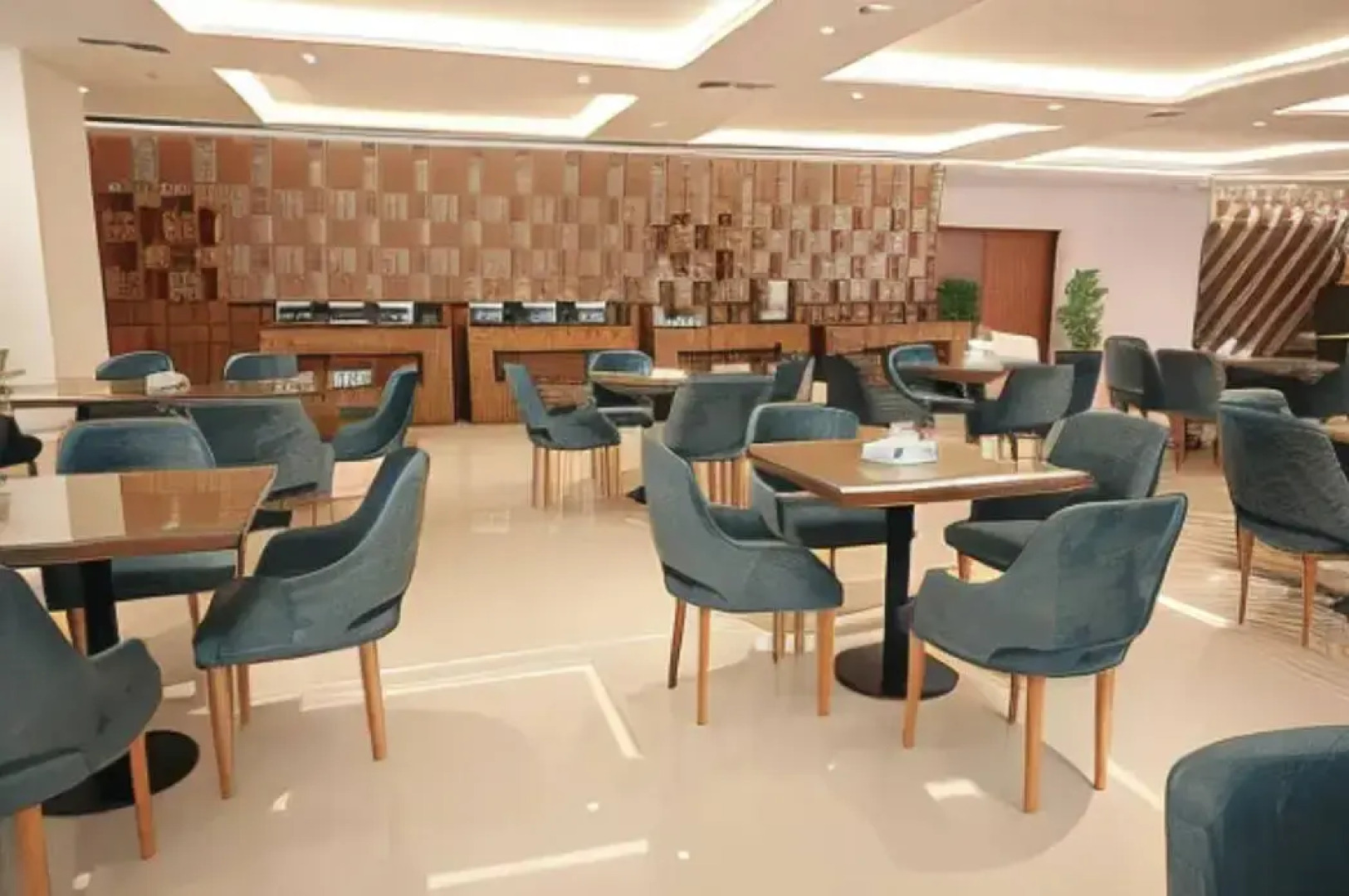 Dolphin Continental Hotel