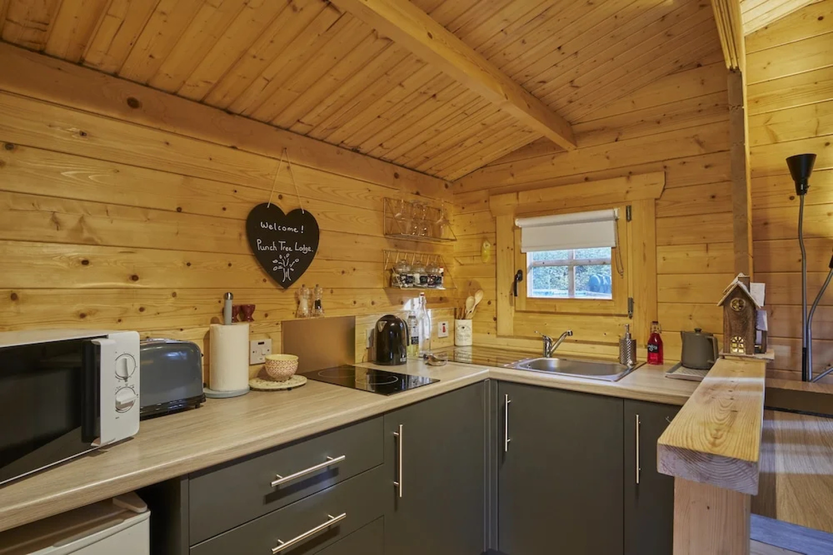 1-bed Cabin, 2 Adults, Wood Burning Hot Tub & Fire