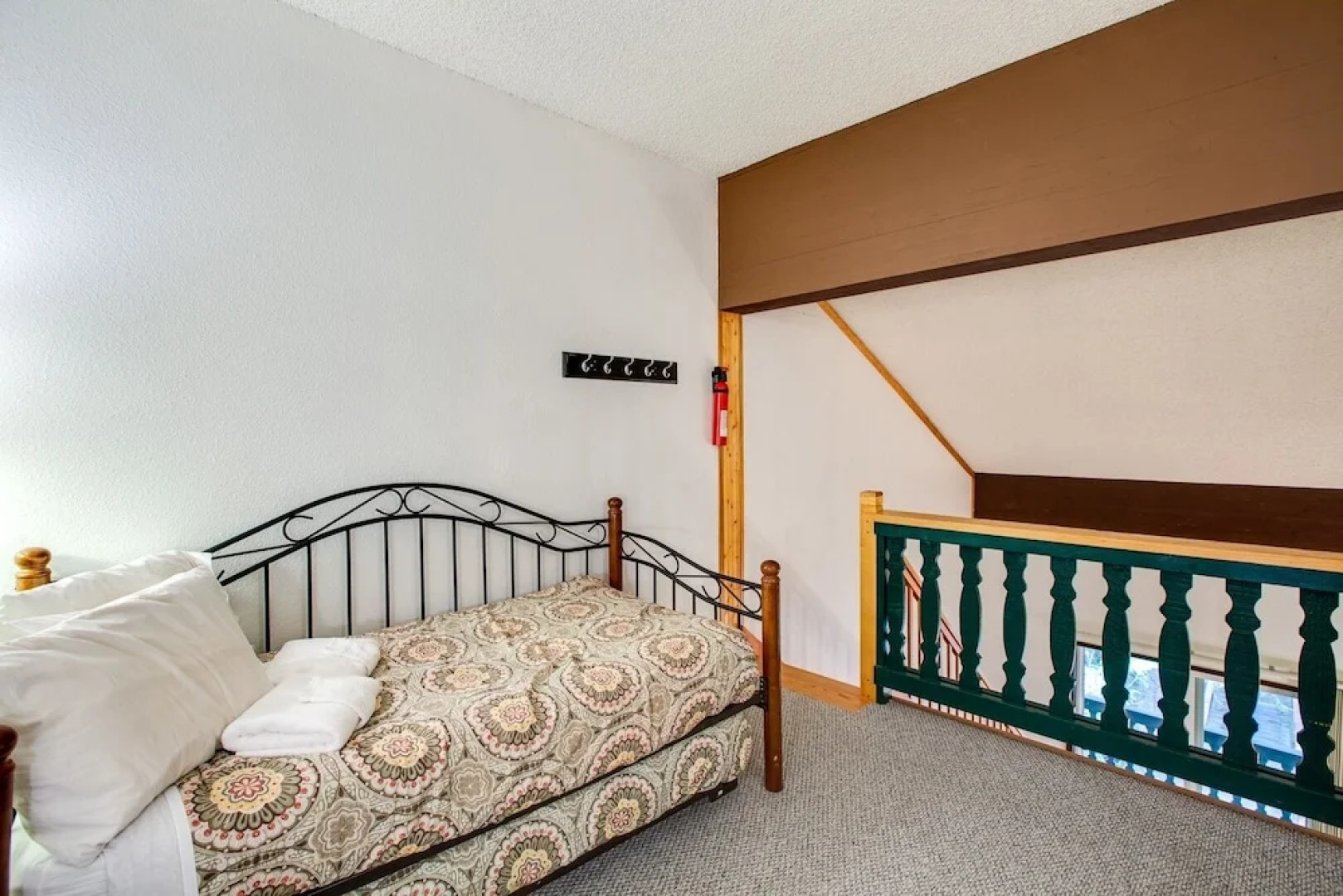 56sll - Fireplace - Inexpensive - Kitchenette - Sleeps 4 1 Bedroom Condo by Redawning