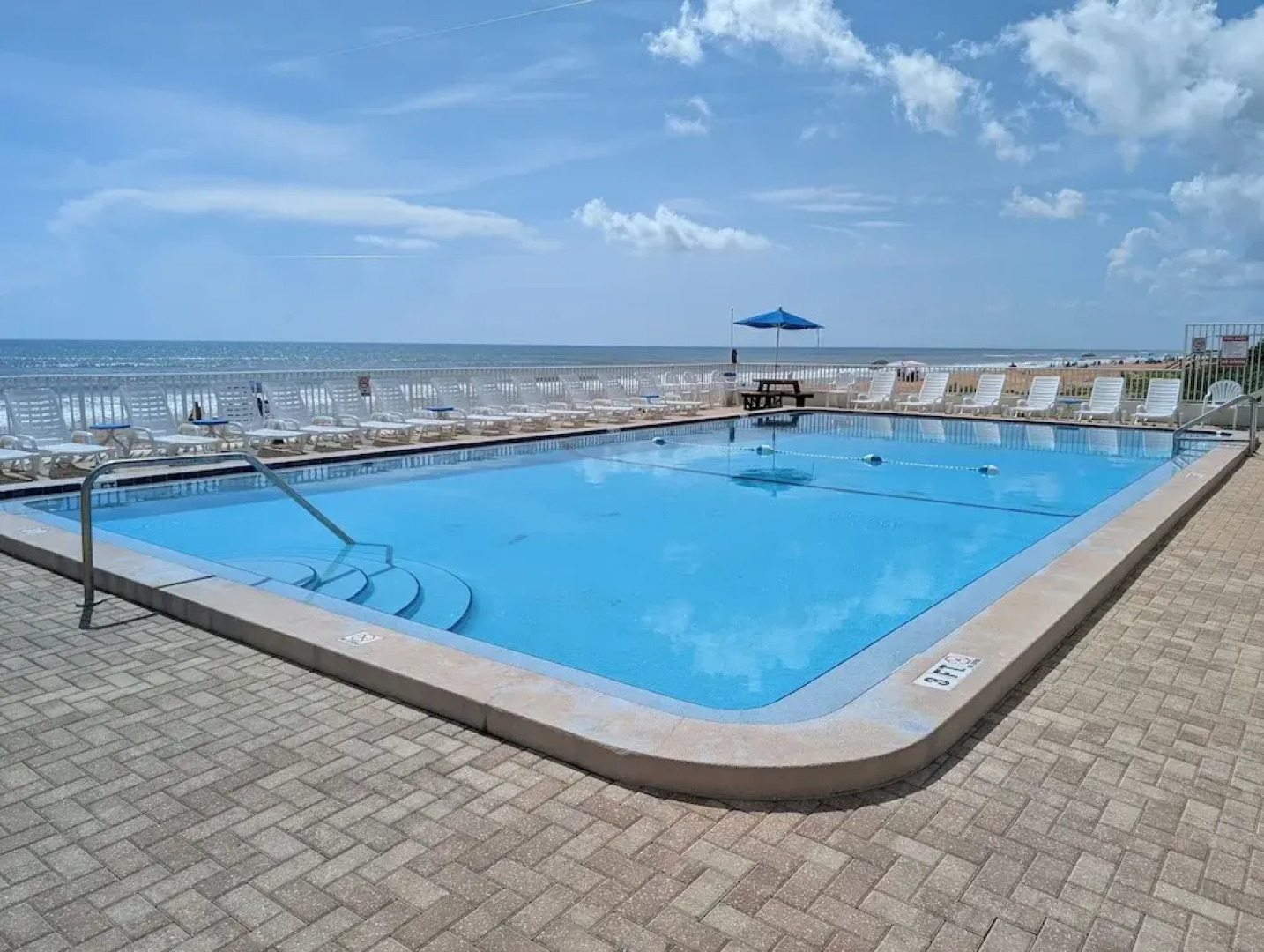 Traders Inn Beach Club