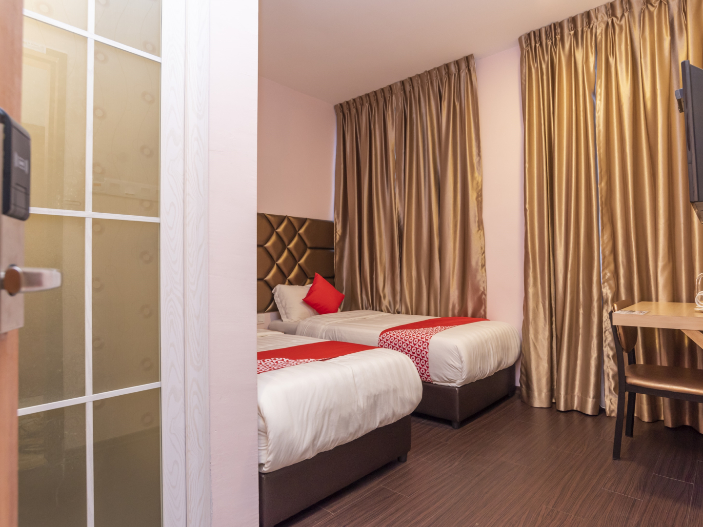 OYO 89423 Zenz Hotel