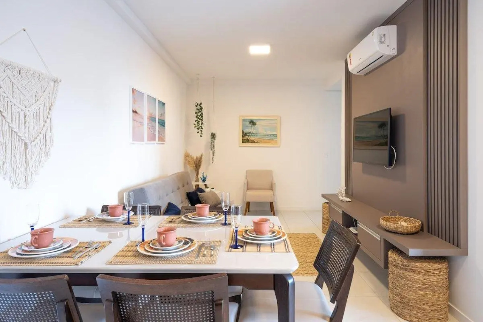 Apartamentos em Bal Piçarras 150 M DA PRAIA com SACADA, WI-FI, PISCINA, PORTARIA 24h, PLAYGROUND e vaga de GARAGEM