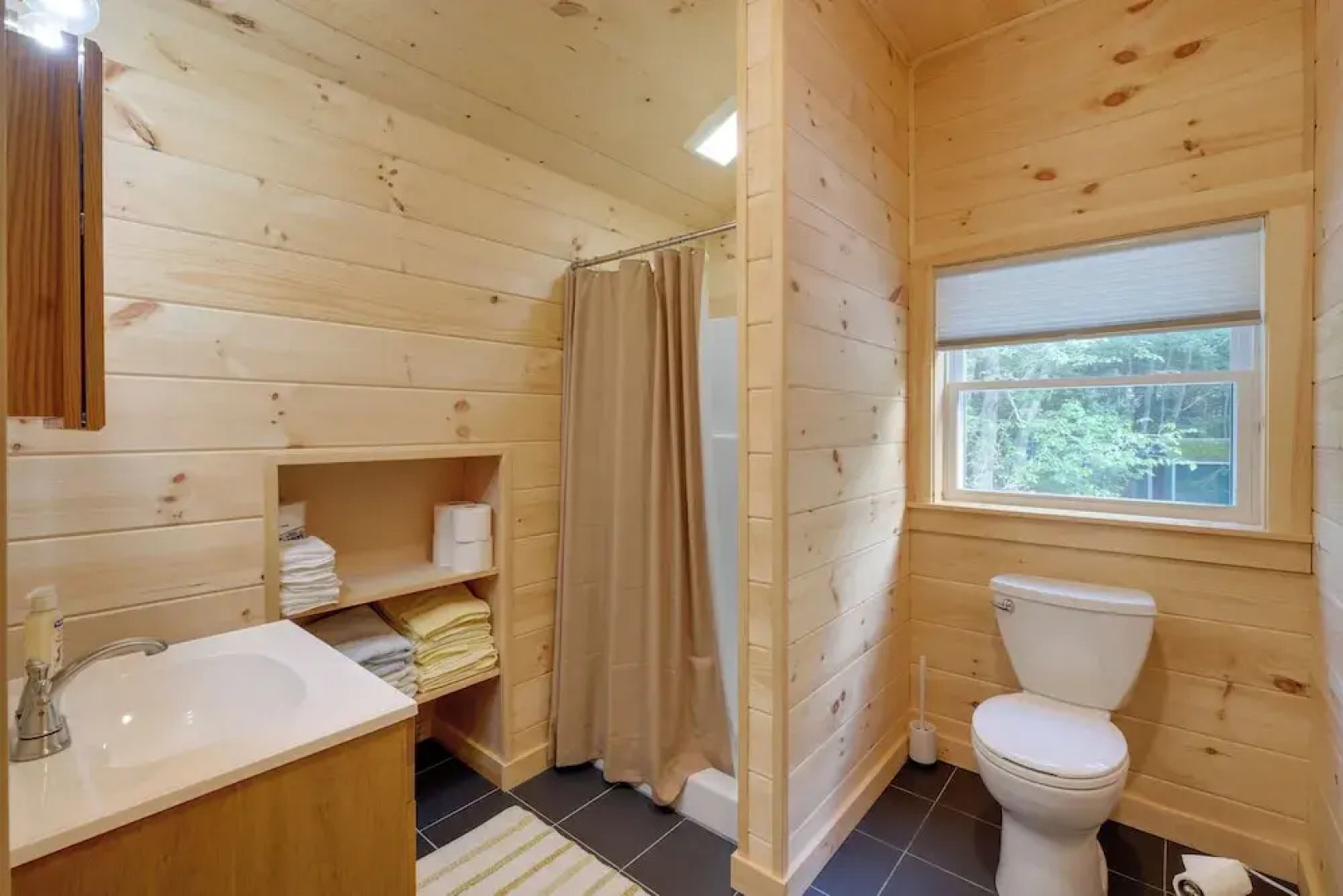 Cozy Apt w/ Deck, ~ 5 Miles to Acadia Nat'l Park!