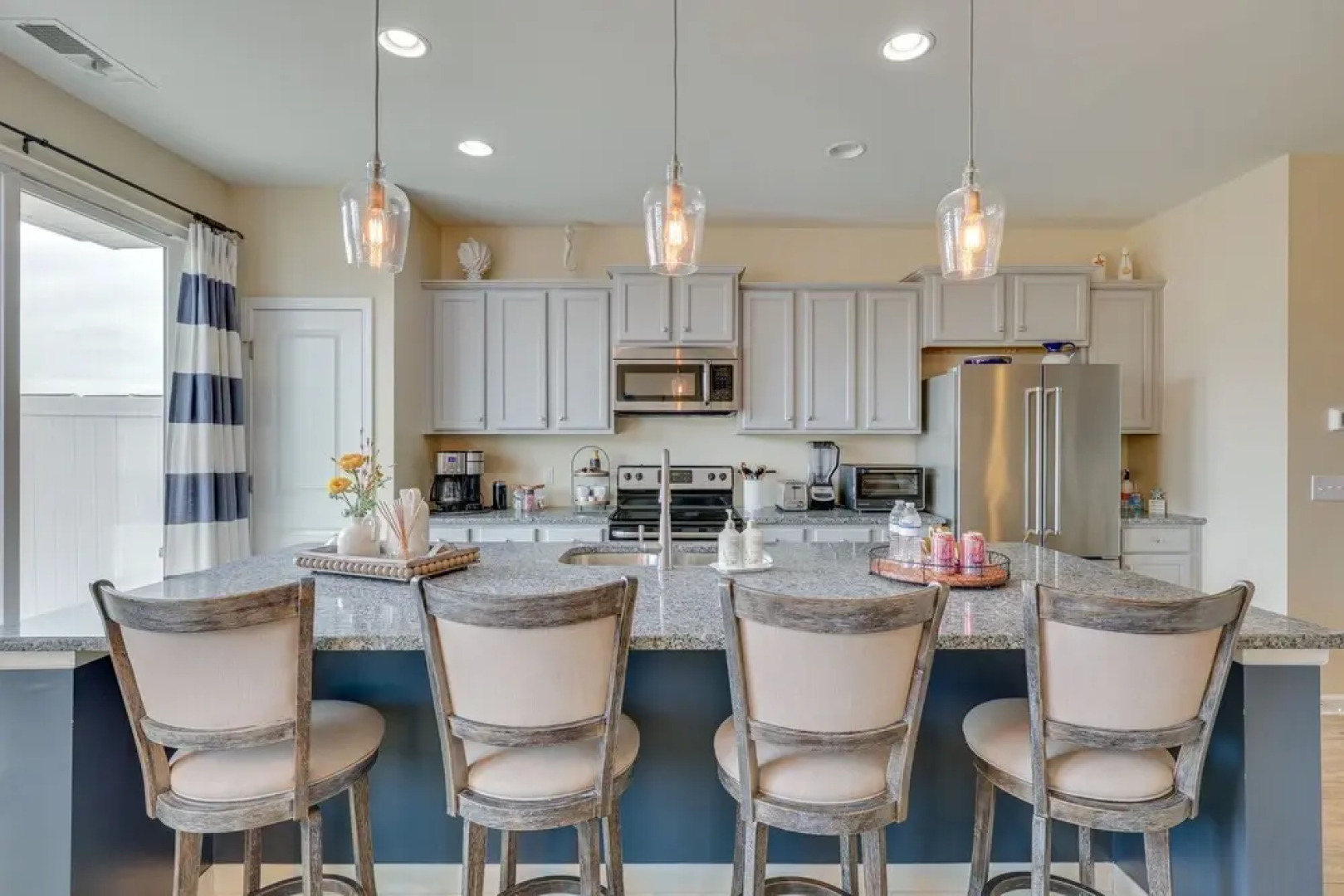 Sweet Dreamin Townhome ~ 7 Mi to Beach!