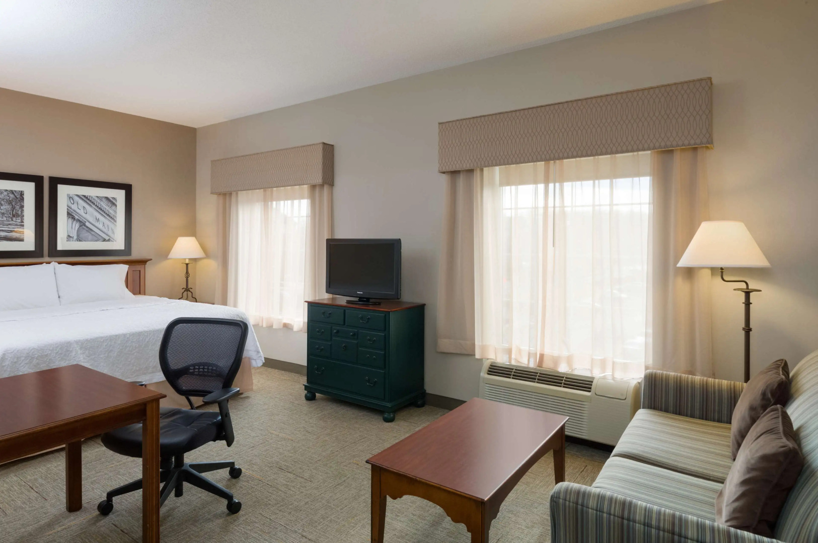 Hampton Inn & Suites State College at Williamsburg Square