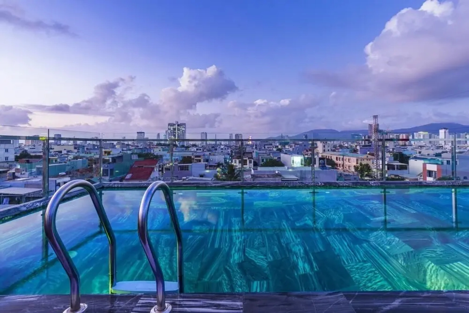 Lyn's Hotel & Apartment