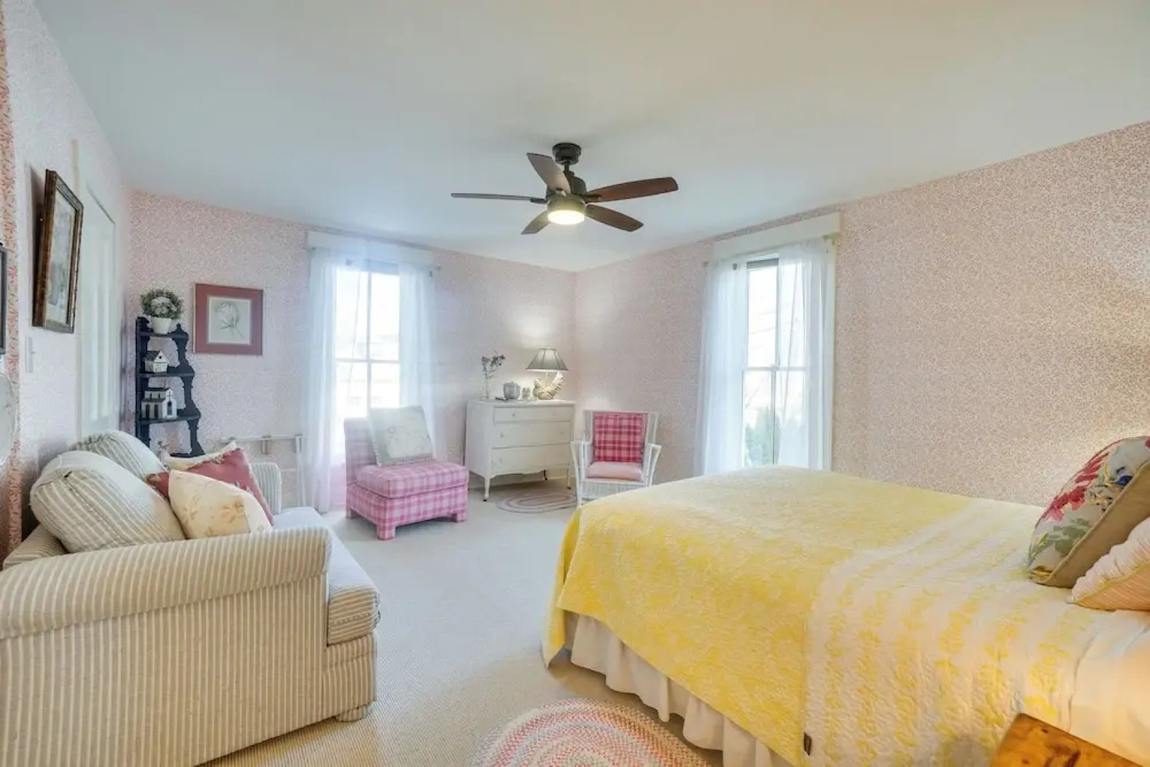 'the Porch House' Located in Historic Village