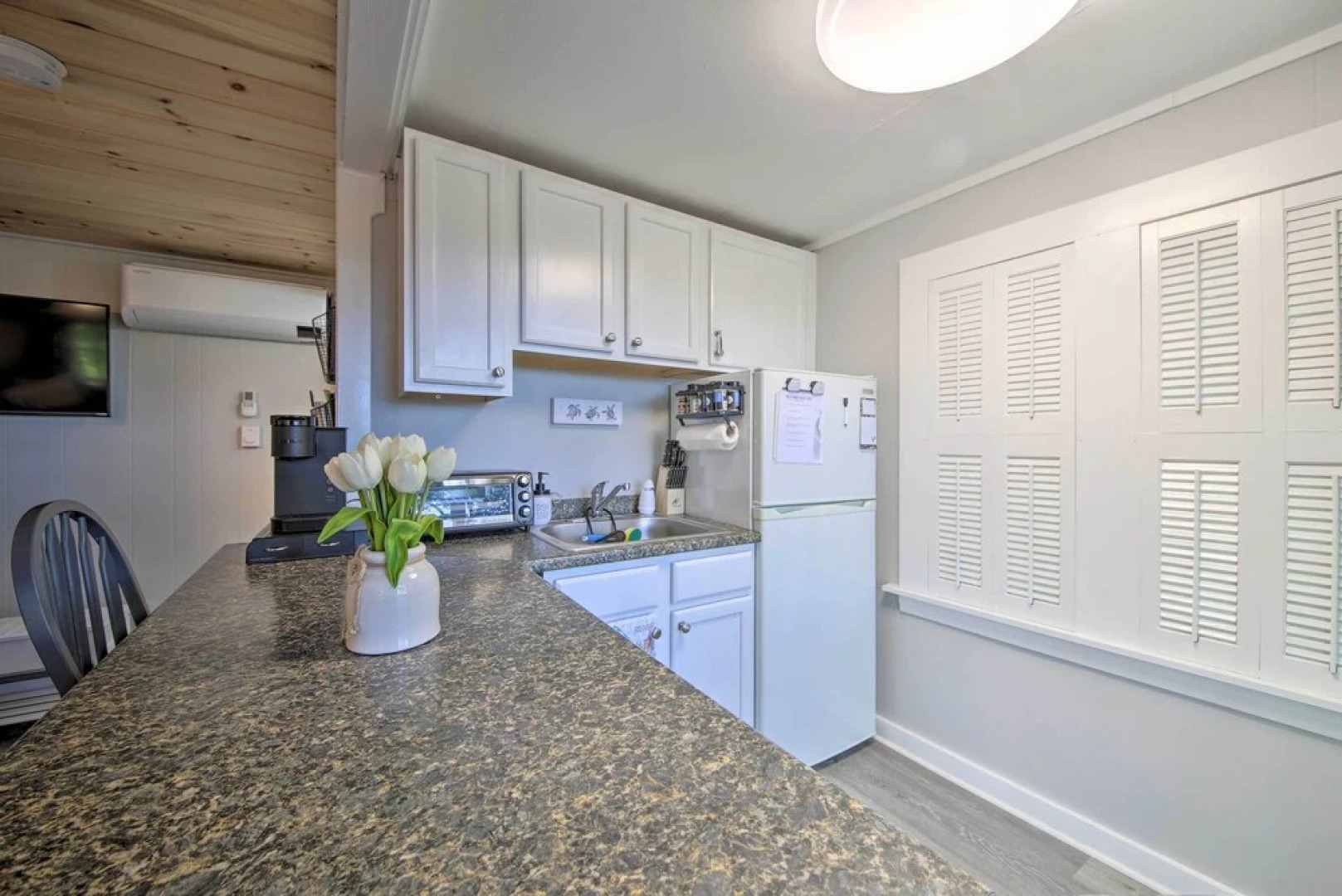 Lush Edgecomb Studio Cottage w/ Fire Table!