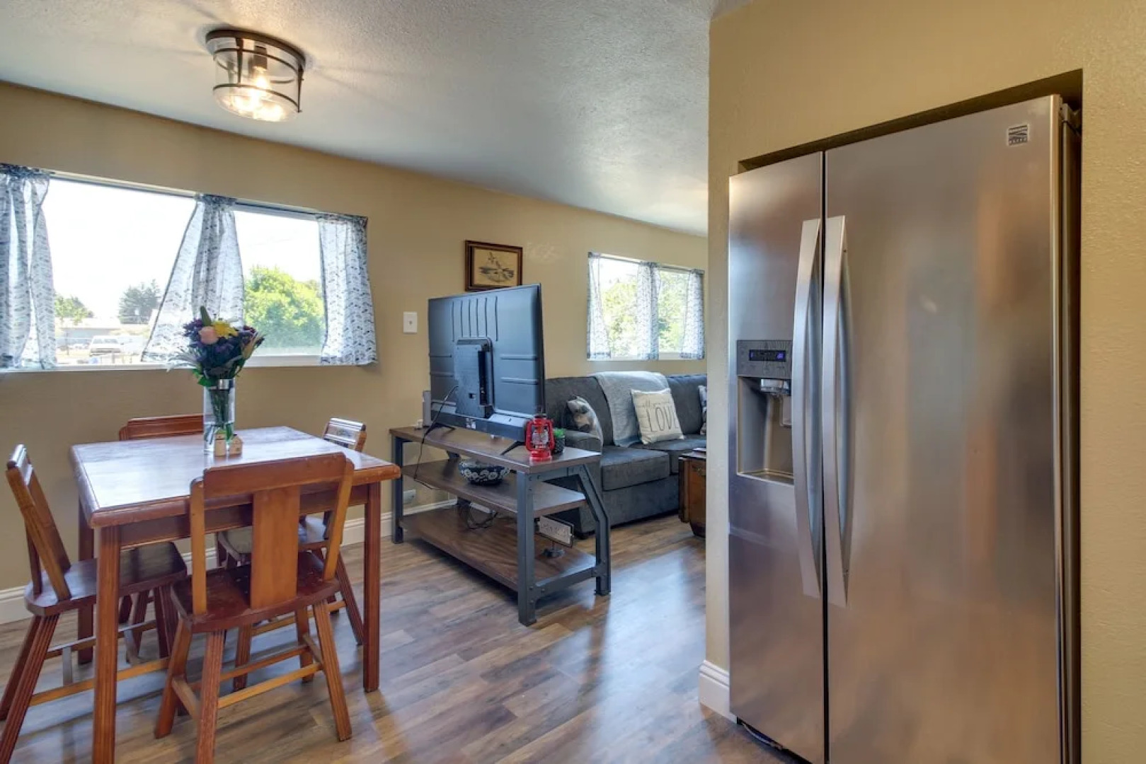 On-site Creek & Fishing: Cozy Coos Bay Retreat!