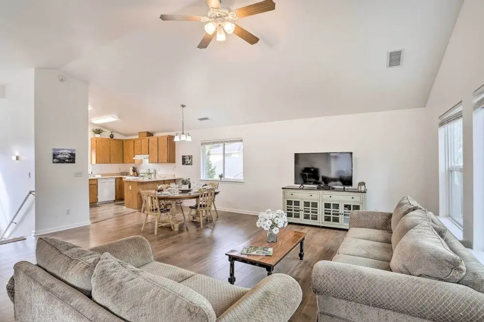 Mount Shasta Escape w/ Balcony ~ Walk to Dtwn