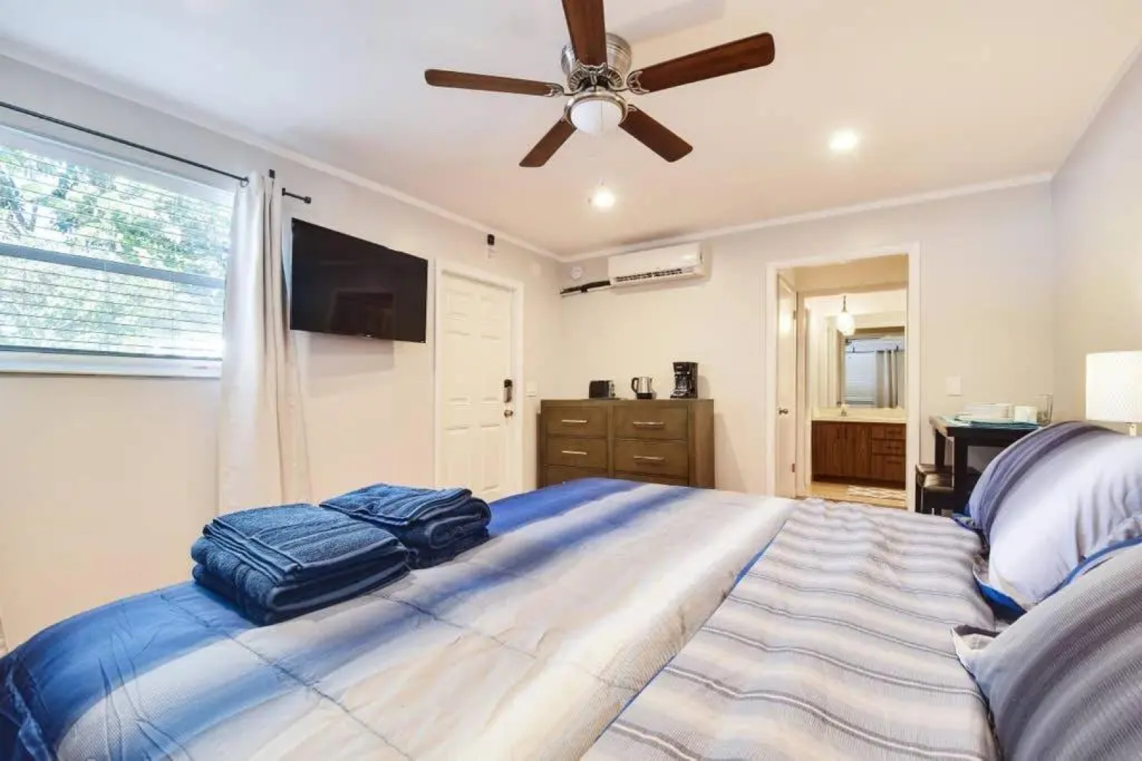 Guest Suite Paradiso by DIGSIFY Self Check in Private Entrance King Bed Free Parking Near PGA Beaches Roger Dean Stadium Fitteam Ballpark