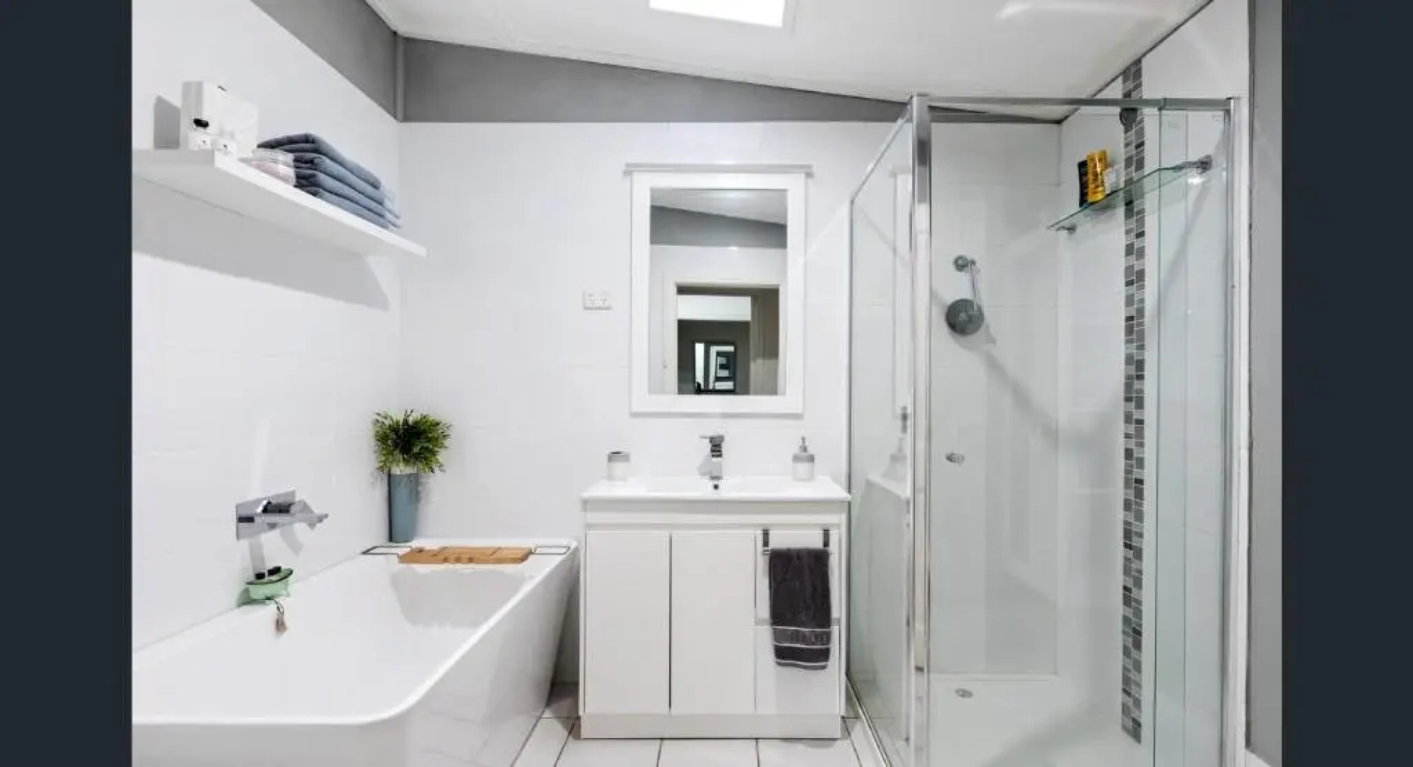 The Weeping Elm - Large and Spacious