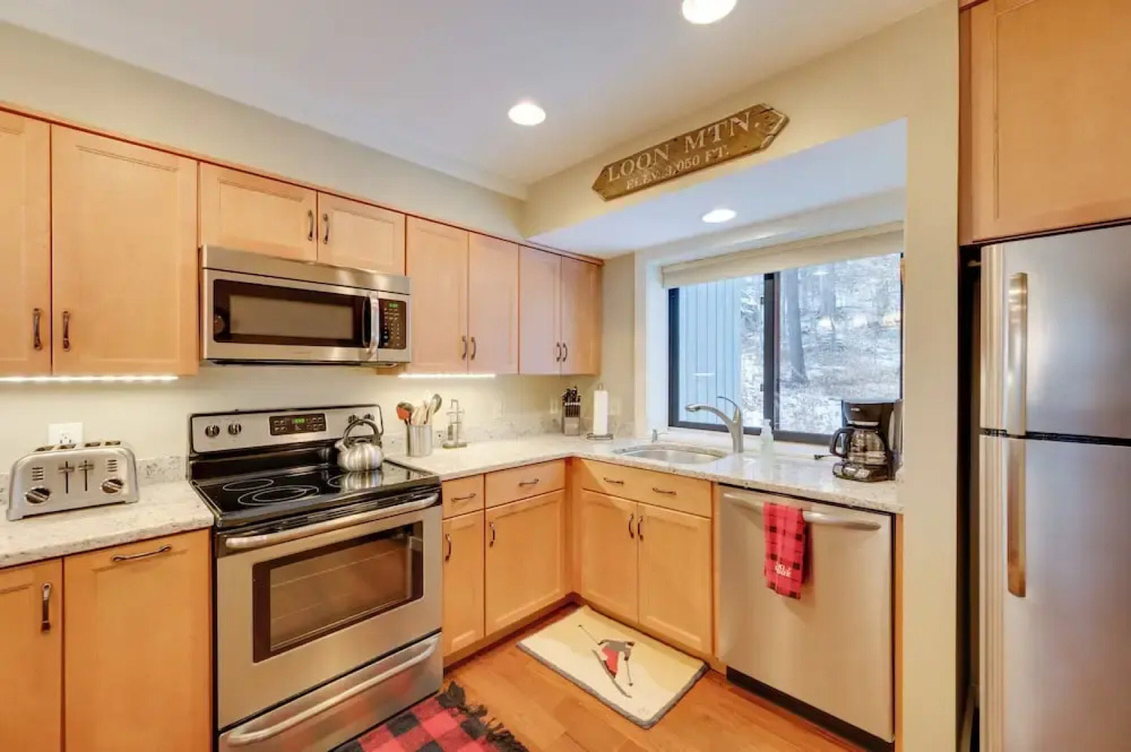 Lincoln Condo w/ Balcony & View < 2 Mi to Loon Mtn