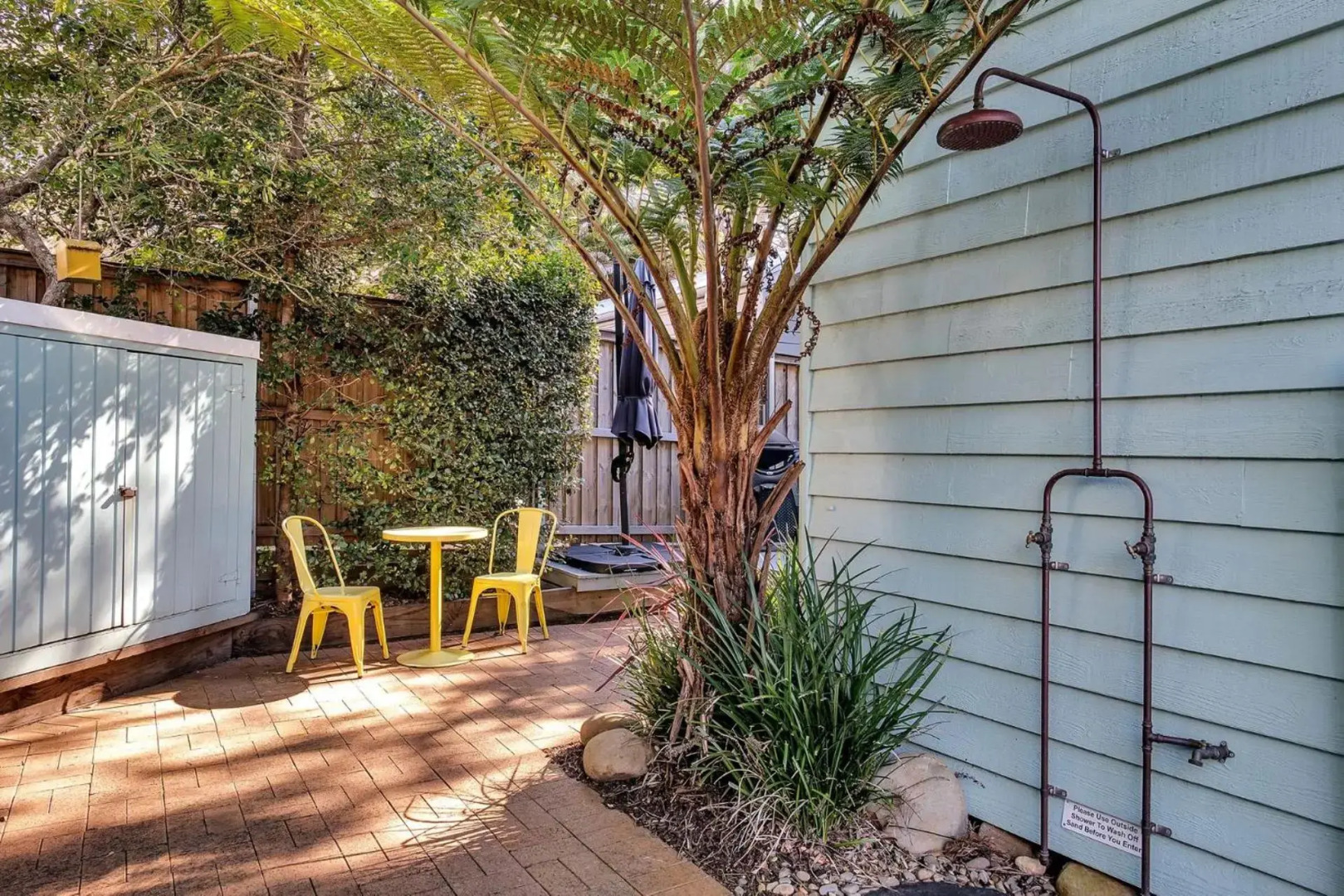 THE GREEN WHALER Hyams Beach 4pm Check Out Sundays except Peak season