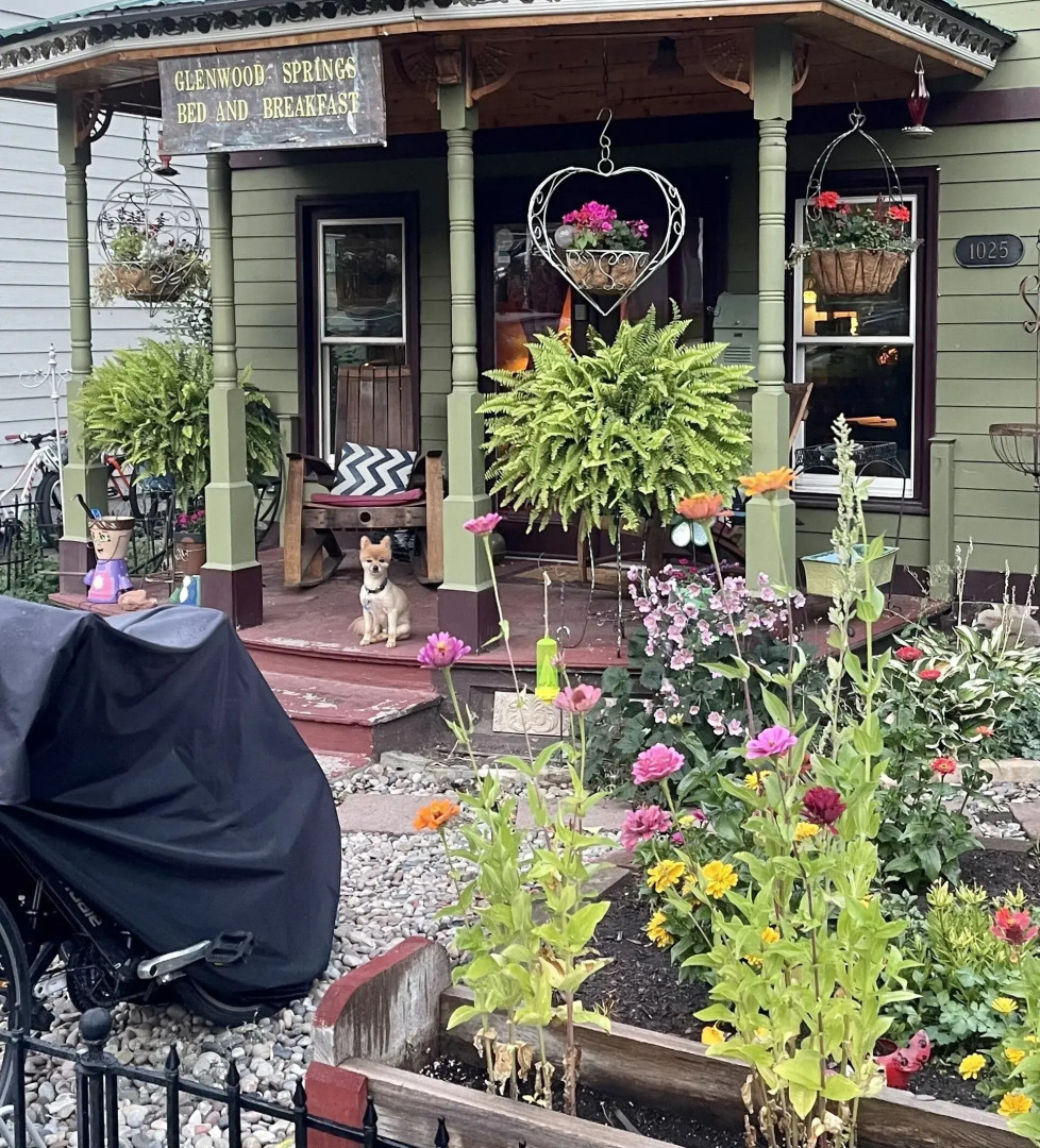 Downtown BnB King Bed Clawfoot Tub & Hot Tub