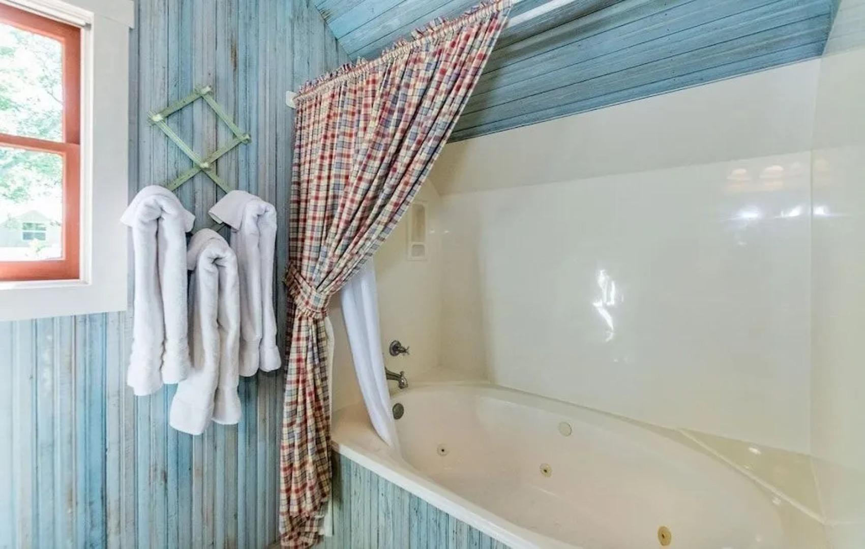 Ada's Whole House 3 Bedroom Apts by RedAwning