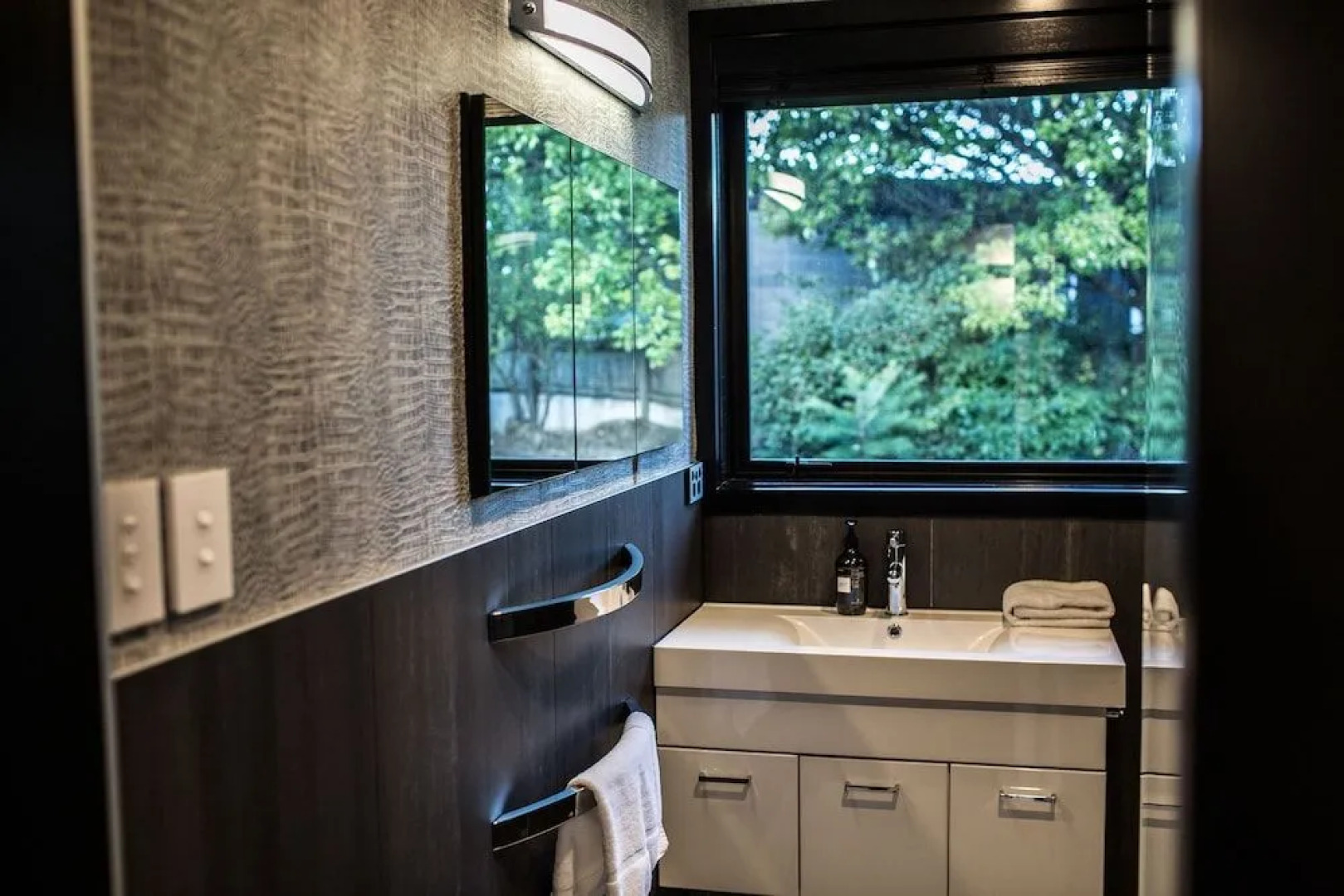 Wanaka Lakefront Gem